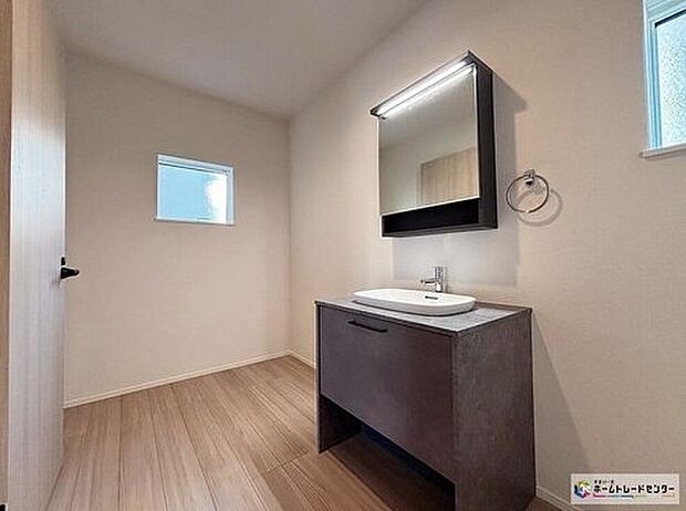 【洗面化粧台】意外と客人の目に触れやすい洗面室は機能性と美観を両立。