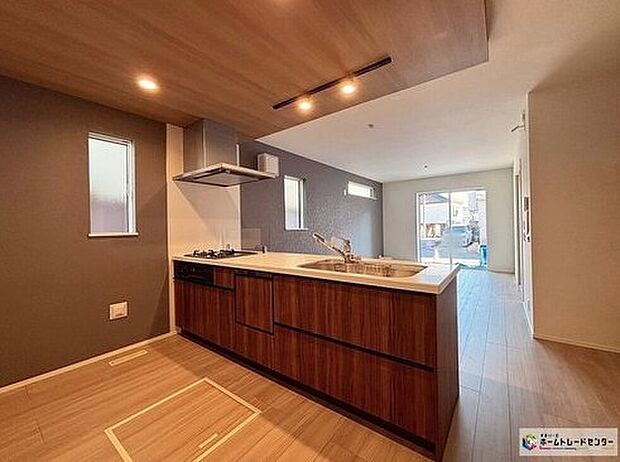 【キッチン】大きなお鍋やフライパンなどもすっぽりと収納できます！床下収納もしっかり完備。たっぷり収納できると、その分作業場が広くなるので、お料理も快適に進められますね♪