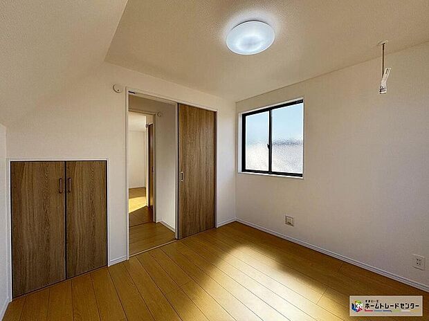 【リビング以外の居室】☆2号棟☆広々収納は各居室にご用意!普段使うけど来客には見せたくない生活感ある物やバッグ等のかさばる小物などをスッキリ収納できますね♪