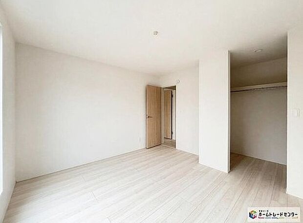 【リビング以外の居室】【6号棟】優しい雰囲気のフローリングにホワイトのクロスがどんなインテリアにも馴染みます!明るい室内に自分好みの家具を配置して、プライベート空間を楽しめます!