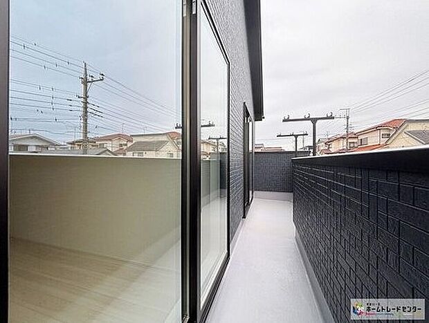 【バルコニー】【6号棟】広々としたバルコニーは、太陽の光がたくさん♪ご家族のお洗濯物やお布団もたっぷり干せる頼もしい存在です♪たくさんの洗濯物や全員の布団を一気に干せますね♪