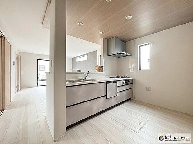 【キッチン】【6号棟】開放感あふれる対面キッチン!家族の様子を見守りながら料理ができ、床下収納付きで日用品のストックもすっきり片付きます♪