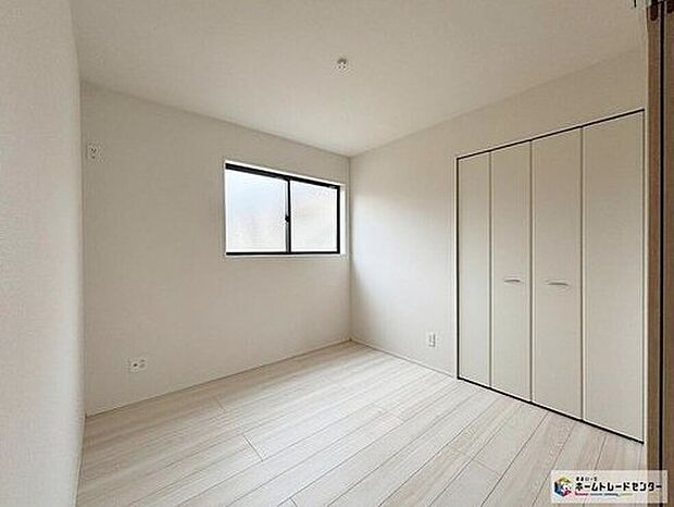 【リビング以外の居室】【6号棟】暖かい光を取り込みさわやかな風が抜ける2面採光の居室は心地よく過ごしやすい空間です。アクセントクロスがお部屋の雰囲気を明るくし、デザイン性の高い空間です。