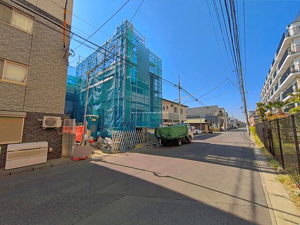 【前面道路含む現地写真】近くのスーパーや公園など、お住まいになってからの生活をイメージしやすいようにベテラン営業マンが詳しくご案内いたします！家族がいつも居心地よく住みやすい街で新生活をスタートさせてみませんか♪