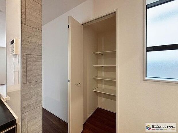 【収納】キッチン横に収納棚を備えた間取り♪物の位置が明確になり部屋が散らかりにくく常にすっきりとした空間を保ちやすいため、日常の清掃や整理整頓がしやすく生活動線が効率的になります！