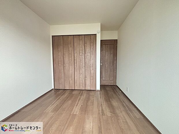 【リビング以外の居室】☆居室☆
全居室に収納を完備しておりますので、居室の全空間を有効活用出来ます。自分好みのお部屋で、ゆったりお寛ぎ頂けます。