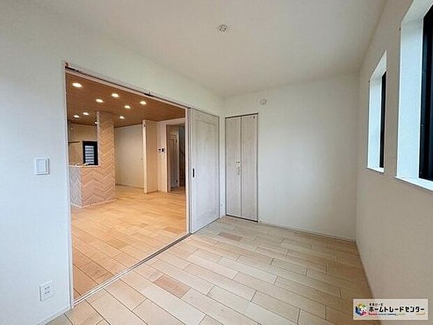 【リビング以外の居室】穏やかな光が差し込む室内には、穏やかな時間が流れます。休日には、落ち着いた空間で自分の趣味を楽しむのはいかがですか☆