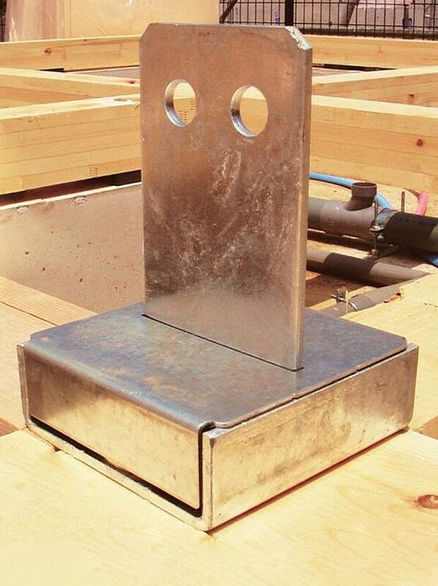 【オリジナル柱脚・柱頭固定金物「TロックII」】「TロックII」は、ホールダウン金物の約2倍の強度があり、接合部の強度を増加させ、地震や風圧がかかった場合の柱の抜けを防ぎます。