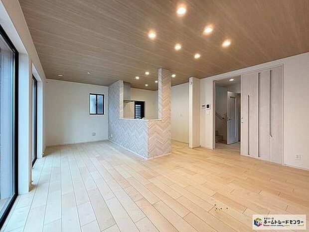 【リビング】木目調天井とダウンライトが映える開放的なLDK!大きな掃き出し窓から光が差し込み、家族でゆったり過ごせる広さです♪