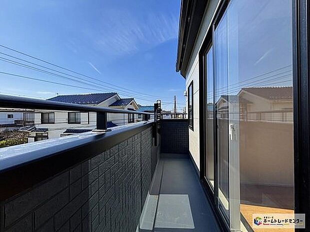 【バルコニー】陽当たりの良いバルコニー！お洗濯物もよく乾き、開放感のある気持ちの良い空間です♪