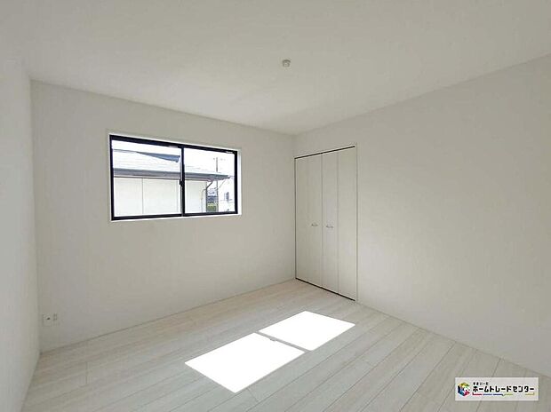 【リビング以外の居室】穏やかな光が差し込む室内には、穏やかな時間が流れます。休日には、落ち着いた空間で自分の趣味を楽しむのはいかがですか。