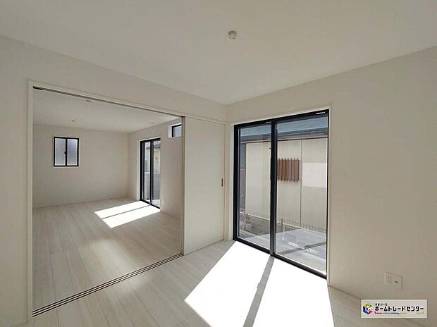 【リビング以外の居室】充分な広さの収納を備え、採光良好な洋室は、快適空間。プライベートの時間もゆったりお寛ぎ頂けそうです。