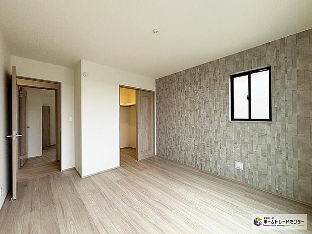 【リビング以外の居室】アクセントクロスがおしゃれな洋室はウォークインクローゼットを設え、お部屋をすっきり片づけでくつろぐことができるプライベート空間♪