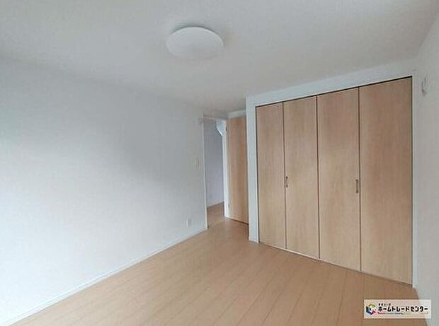 【リビング以外の居室】お陽さまの光をさわやかな風をたっぷりとりこめます。室内はいつも明るい印象なので気持ちの良い朝を迎えられます。毎日の生活も明るくなりそうです♪