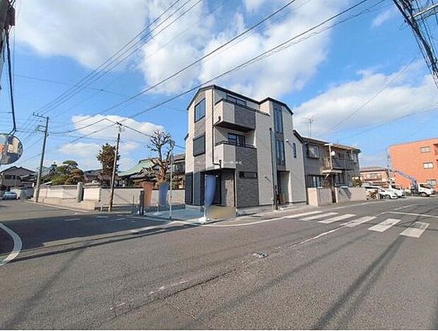 【前面道路含む現地写真】一戸建ての大きなメリットは、「自分の土地」を自由に使えること。好きなペットが飼えるほか、ガーデニングやＤＩＹ、車やバイクの手入れなど様々な趣味を楽しめます♪