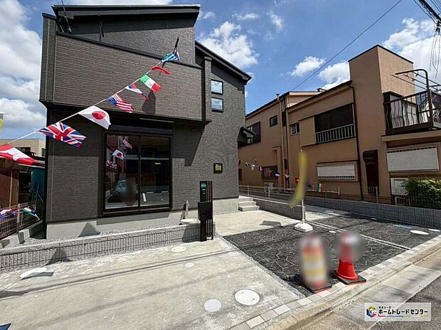 【現地外観写真】≪2号棟≫収納が充実した暮らしの空間整うお住まいです☆陽光がたっぷりと降り注ぎ、どのお部屋も採光良好な風通しの良い快適な空間となっております。まずはお気軽にお問い合わせください♪
