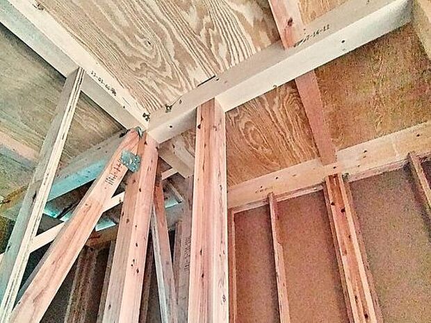 【日本の気候風土に適した「木造軸組工法」】柱、梁などの「軸組み」で構造体を作り上げています。接合部には、金物・筋かいなどで補強を行いより強度を高め、木材はプレカットにより品質のバラツキを防ぎ、安定した品質の住宅を供給しています。
