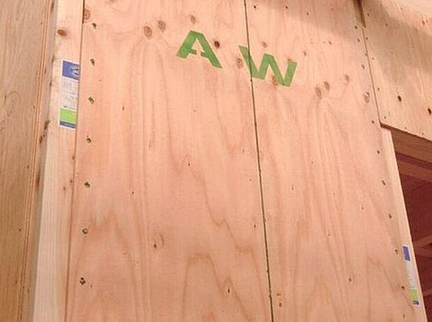 【「オリジナル耐力壁パネル」で特許を取得】壁倍率5.0倍は国土交通省が定める数値内の最高値で、通常の合板による壁倍率2.5倍の2倍の強度となっています。