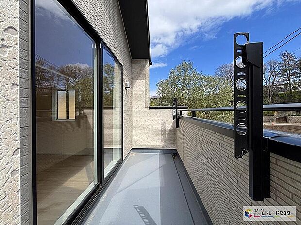 【バルコニー】陽当たりの良いバルコニー！お洗濯物もよく乾き、開放感のある気持ちの良い空間です♪さまざまな設備や間取り、住み心地を現地で確認しよう。