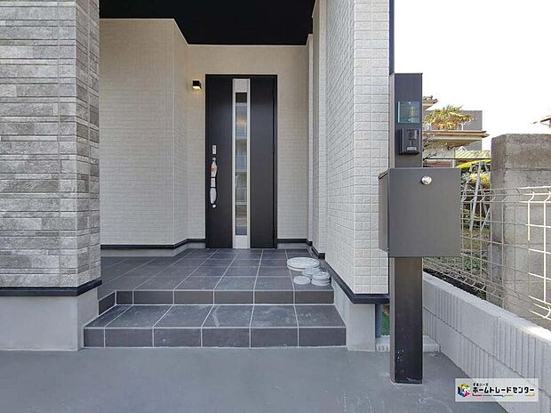 【玄関】ガラススリットの入った玄関ドアは室内に光を届けてくれる大事な存在です☆ウッドテイストの玄関ドアがお洒落です♪