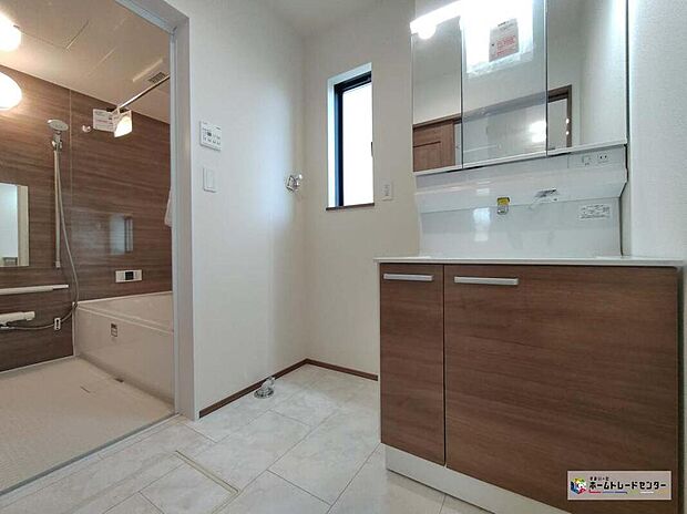 【洗面台・洗面所】爽やかなサニタリースペース。清潔感のある快適空間です。毎日の身支度も気持ち良くお使い頂けます。洗面所にも収納スペースがございますので、ちょっとした生活用品等も収納できますね♪