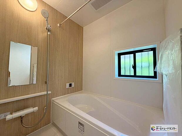 【浴室】【A号棟】窓付きのバスルームは、採光もあり明るく気持ちの良い空間です。窓があることで、換気環境も良好。掃除もスムーズに出来ます♪