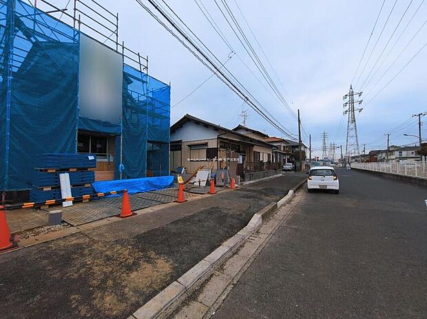 【前面道路含む現地写真】近くの完成物件と一緒に、ご内覧いただけます。物件の陽当りや通風・仕様設備、周辺環境や街並みなど、是非一度現地をご確認ください♪