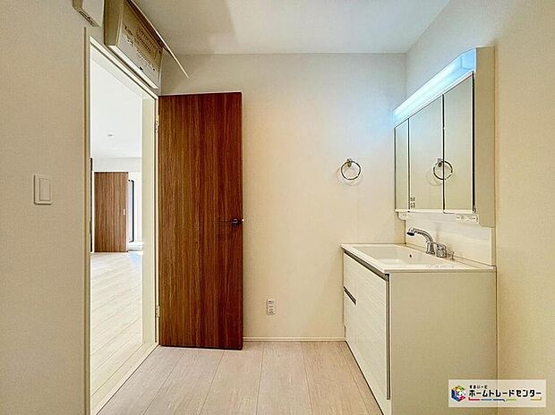 【洗面台・洗面所】散らかりがちな洗面台も三面鏡の後ろの収納でスッキリ♪
三面鏡の後ろ以外にも収納がございますので、ちょっとした生活用品等の収納もできます！