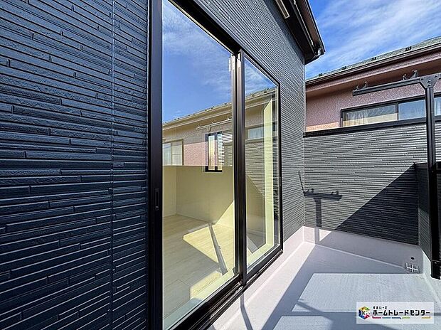 【バルコニー】広々としたバルコニーは、太陽の光がたくさん♪ご家族のお洗濯物やお布団もたっぷり干せる頼もしい存在です♪たくさんの洗濯物や全員の布団を一気に干せますね♪