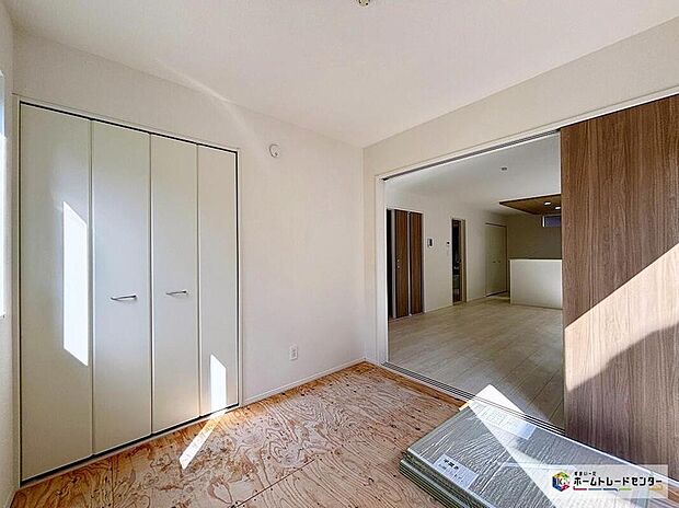 【リビング以外の居室】リビングとつながる和室は、家族がほっと一息つける癒しの空間。畳の香りが心地よく、自然とみんなが集まります。