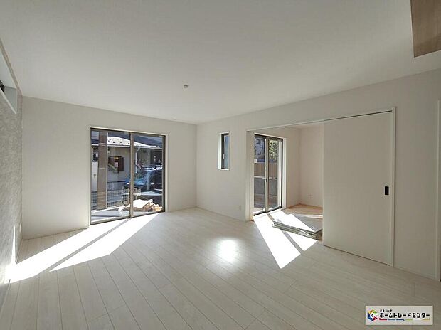 【リビング】住まいの中心となるLDKは広々とした空間。大きな窓からは優しい陽の光が心地よく明るい空間です。ご家族がゆったりとくつろげる居心地の良い空間です。