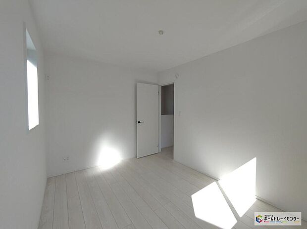 【リビング以外の居室】充分な広さの収納を備え、採光良好な洋室は、快適空間。プライベートの時間もゆったりお寛ぎ頂けそうです。