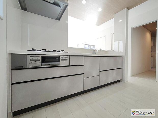 【キッチン】収納力豊富な爽やかなシステムキッチンを用意しております。床下収納もございますので、キッチンスペースをいつでもすっきりとお使い頂けそうです。