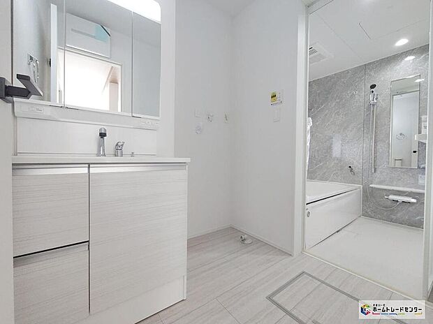 【洗面台・洗面所】白を基調とした爽やかなサニタリースペース。清潔感のある快適空間です。毎日の身支度も気持ち良くお使い頂けます。