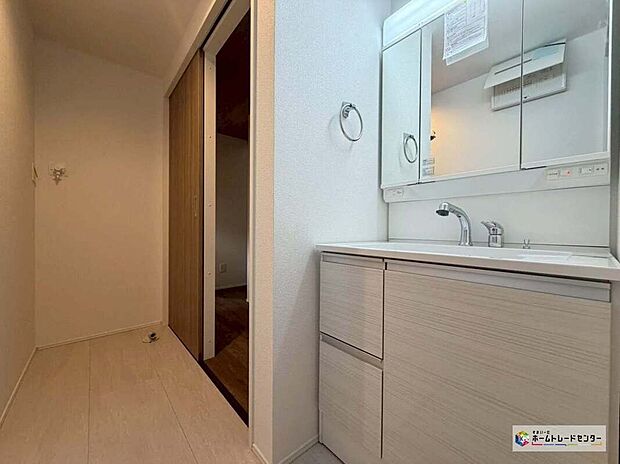 【洗面台・洗面所】☆洗面所☆
白を基調とした爽やかなサニタリースペース。清潔感のある快適空間です。毎日の身支度も気持ち良くお使い頂けます。