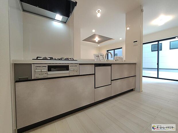 【キッチン】お料理の後片付けをサポートするビルトインタイプの食器洗浄乾燥機搭載。大容量のスライド式収納には、大きなお鍋から細かいキッチンツールまですっきりと機能的に収納できます!