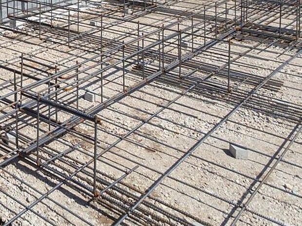 【ベタ基礎は「鉄筋コンクリート造」】耐震性を発揮する鉄筋入りスラブー体基礎を採用。　地面から基礎上端までの高さを400ｍｍ以上確保。　地面からの湿気を防ぎ、不等沈下や地震時のねじれを防ぐ効果があり、白蟻に対する予防策としても有効です。

