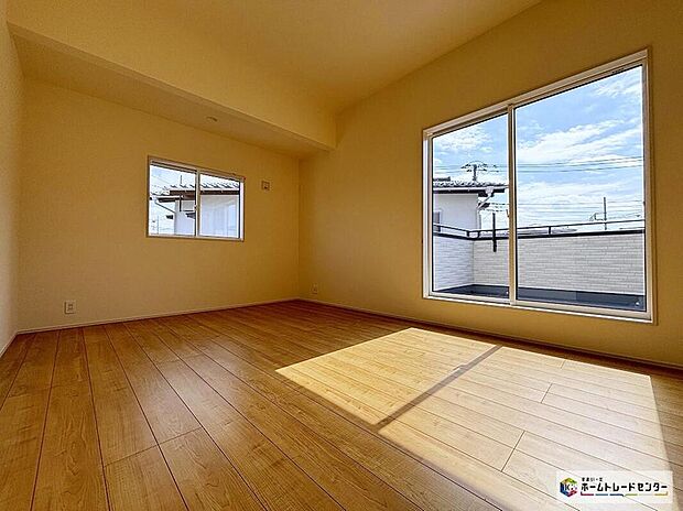 【リビング以外の居室】穏やかな光が差し込む室内には、穏やかな時間が流れます。休日には、落ち着いた空間で自分の趣味を楽しむのはいかがですか♪