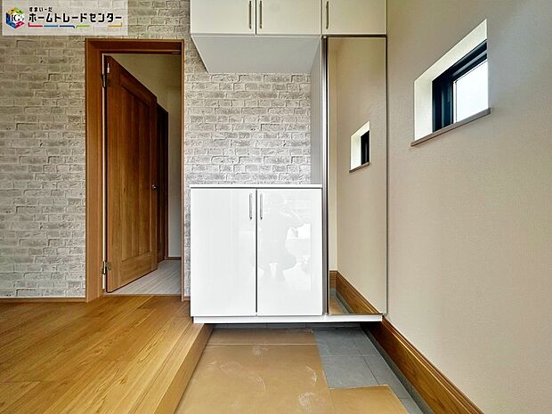 【B号棟 玄関】ご家族が増えると靴の数も増えますね。扉を閉めてしまえば玄関もすっきりとした印象に。年末年始の来客が増える時期にも嬉しい玄関収納です。