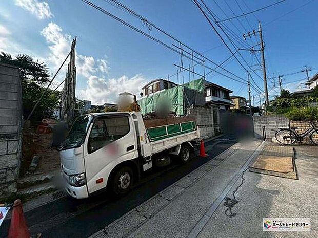 【現地外観写真】一戸建ての大きなメリットは、「自分の土地」を自由に使えること。好きなペットが飼えるほか、ガーデニングやDIY、車やバイクの手入れなど様々な趣味を楽しめます♪