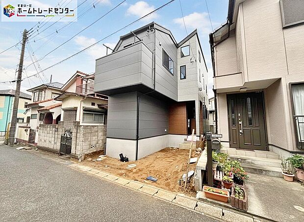 【現地外観写真】一戸建ての大きなメリットは、「自分の土地」を自由に使えること。好きなペットが飼えるほか、ガーデニングやDIY、車やバイクの手入れなど様々な趣味を楽しめます♪