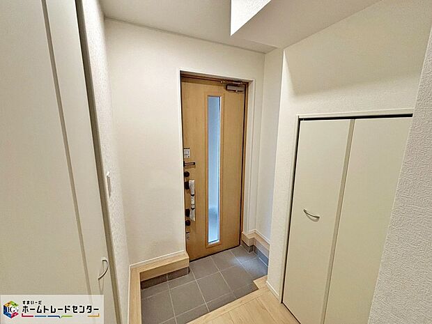 【【1号棟】玄関】開放感のある玄関ホール。温もり感じるフローリング仕様ですので、ご家族やお客様を温かく迎えてくれます。