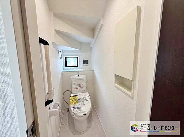 【トイレ】トイレスペースが１・２階にございますので、朝の混雑時に家族が分散して使用できます。またゲスト用・家族用と分けることも出来ますよ。