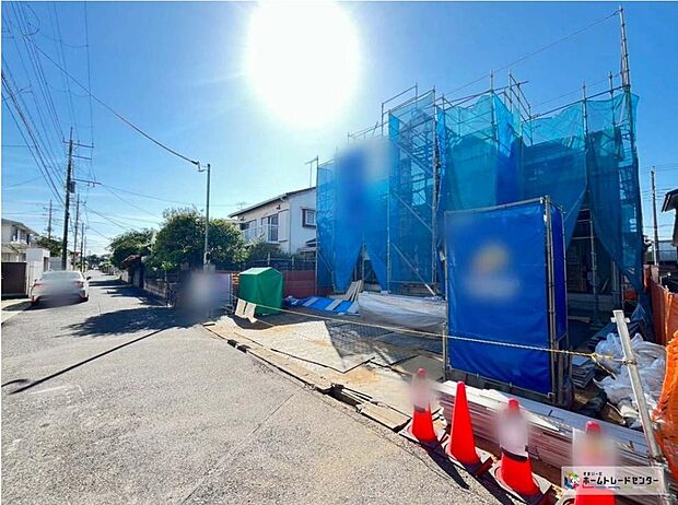 【現地外観写真】一戸建ての大きなメリットは、「自分の土地」を自由に使えること。好きなペットが飼えるほか、ガーデニングやDIY、車やバイクの手入れなど様々な趣味を楽しめます♪