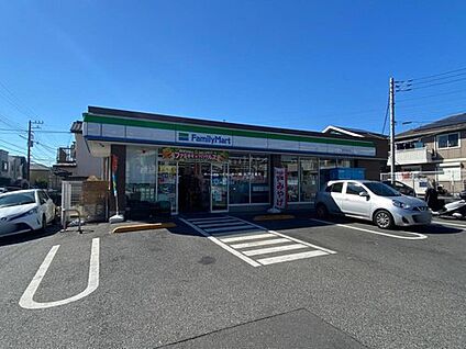 ファミリーマート松戸大金平店 550m(徒歩7分/自転車では3分)