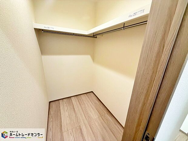 【【A号棟】収納】収納力豊富なウォークインクローゼットを設置。洋服や小物類など、目的に応じてすっきり美しい収納を実現します。