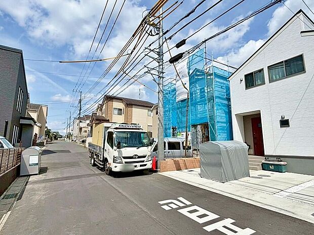 【前面道路含む現地写真】一戸建ての大きなメリットは、「自分の土地」を自由に使えること。好きなペットが飼えるほか、ガーデニングやＤＩＹ、車やバイクの手入れなど様々な趣味を楽しめます♪