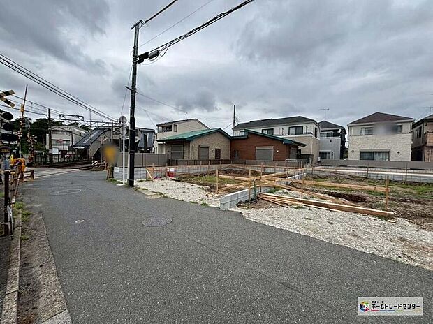 【前面道路含む現地写真】一戸建ての大きなメリットは、「自分の土地」を自由に使えること。好きなペットが飼えるほか、ガーデニングやＤＩＹ、車やバイクの手入れなど様々な趣味を楽しめます♪