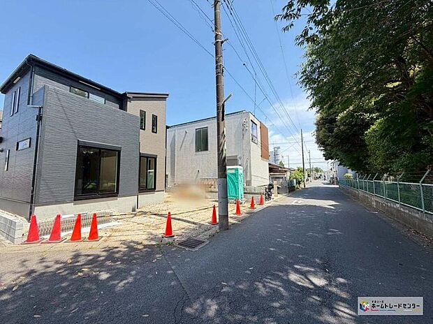 【前面道路含む現地写真】一戸建ての大きなメリットは、「自分の土地」を自由に使えること。好きなペットが飼えるほか、ガーデニングやＤＩＹ、車やバイクの手入れなど様々な趣味を楽しめます♪