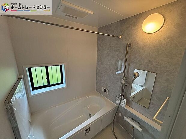 【浴室】[B号棟]毎日の疲れを癒す浴室は１坪タイプです。足を伸ばしてゆっくりとくつろげます。お子様と一緒に入ってもゆとりがありますね♪